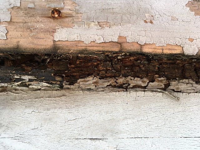 破風板の塗装がはがれ、木材が腐食